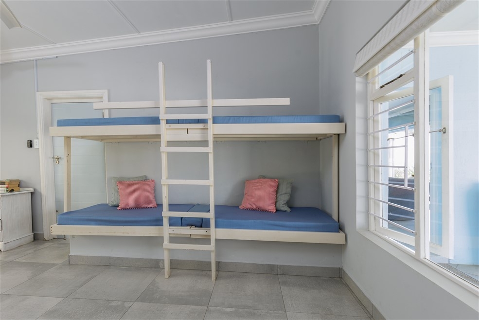 Southport Beach House: Double bunk beds in TV lounge area